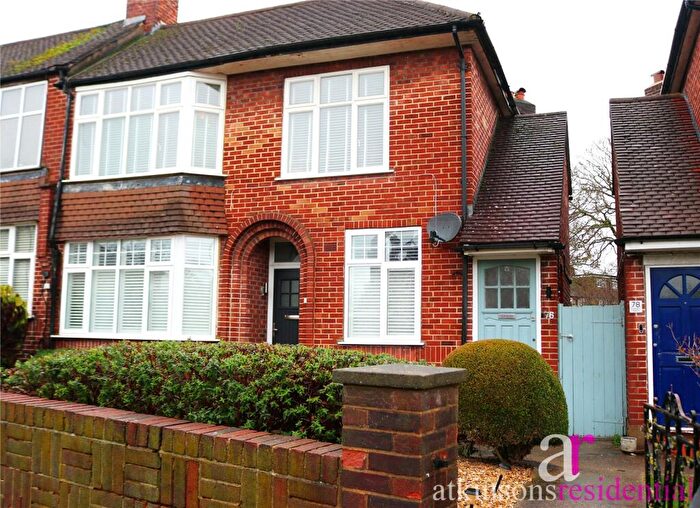 2 Bedroom Maisonette For Sale In Inverness Avenue, Enfield, Middlesex, EN1
