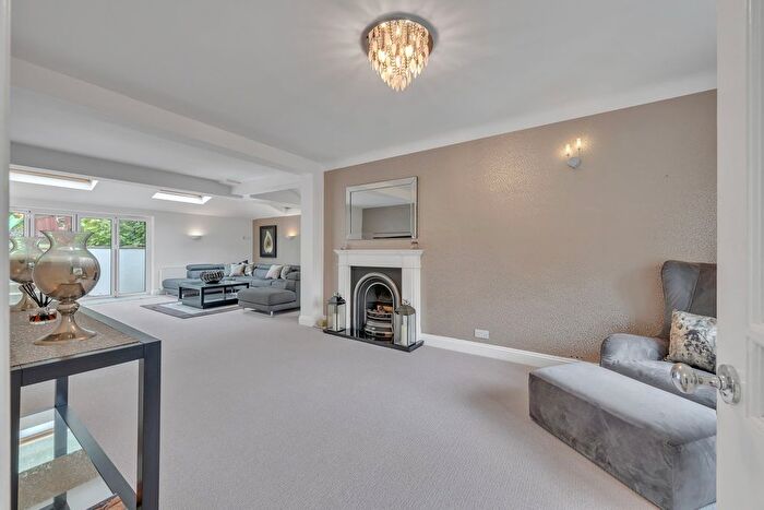 5 Bedroom Detached House To Rent In Valley Road, Rickmansworth, WD3