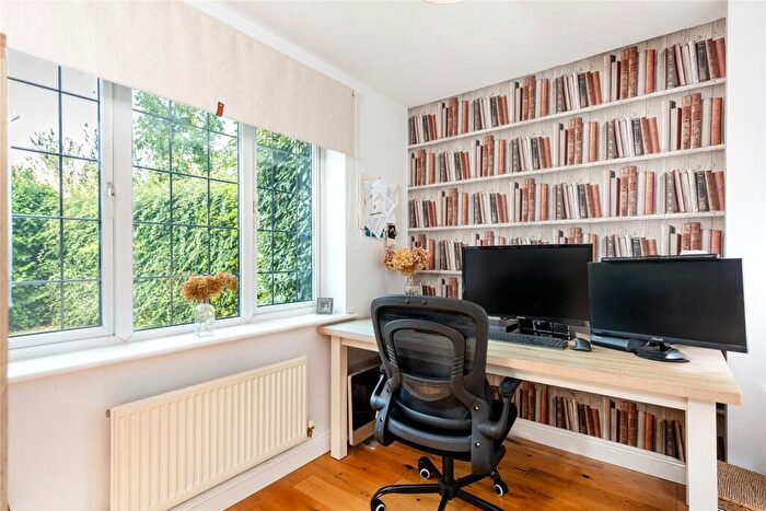 4 Bedroom Detached House For Sale In Gladiator Close, Wootton, Northampton, Northamptonshire, NN4