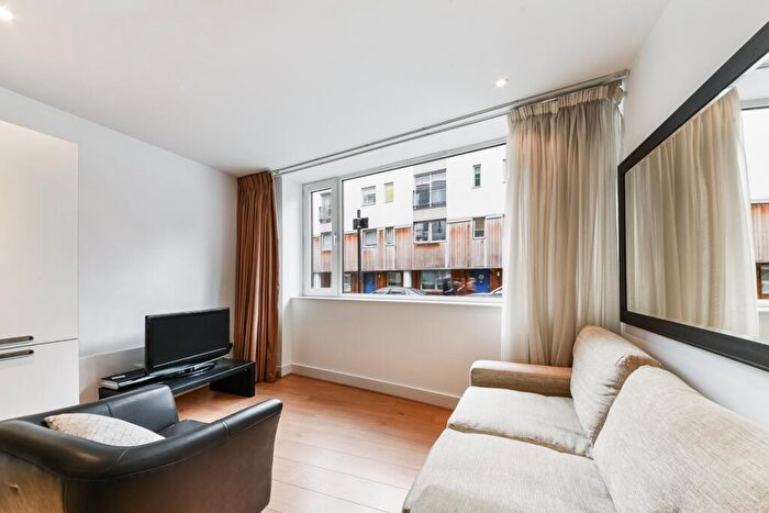 2 Bedroom Apartment To Rent In Meridian Court, Tempus Wharf, Tower Bridge, SE16