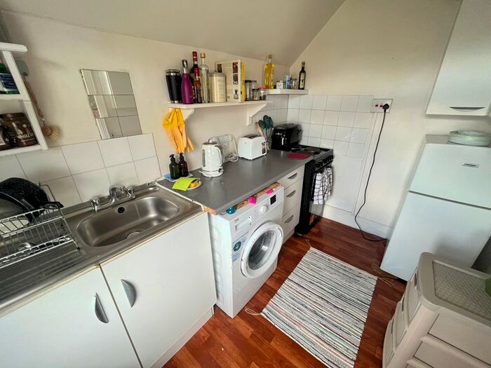 1 Bedroom Flat To Rent In Robinson Road, Colliers Wood, London, SW17