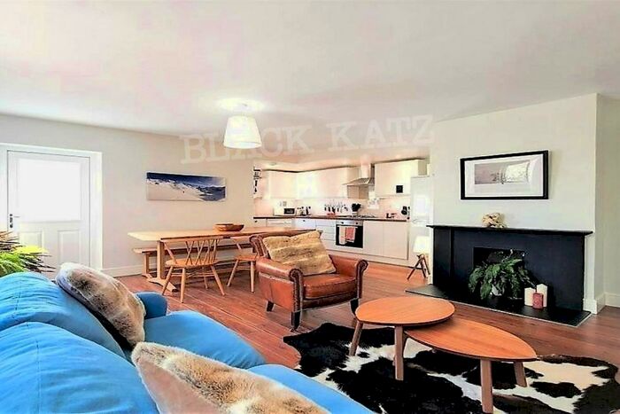 2 Bedroom Town House To Rent In St. Annes Close, London, N6