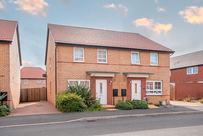 3 Bedroom Semi-Detached House For Sale In Brockhall Crescent, Barton Seagrave, Kettering, NN15