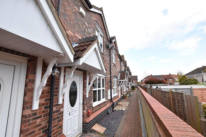 2 Bedroom Town House For Sale In Highwood Mews, Cleethorpes, DN35