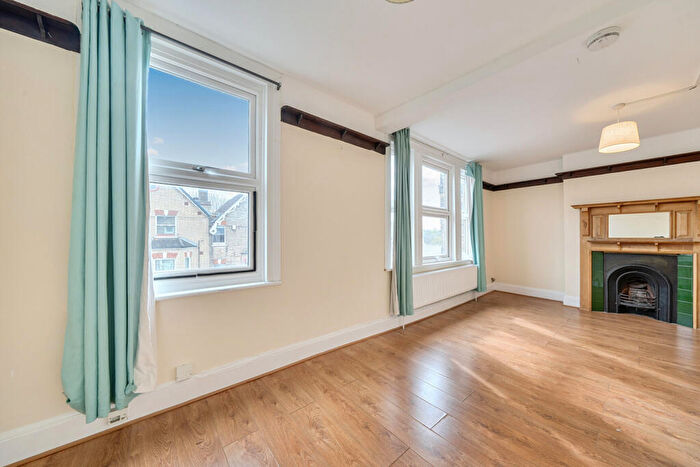 3 Bedroom Apartment For Sale In Essex Grove, London, SE19