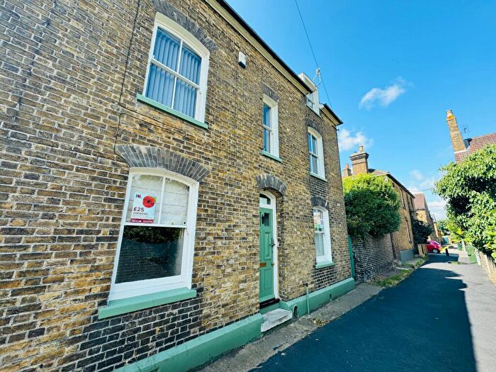 2 Bedroom Flat To Rent In Solomons Lane, Faversham, ME13