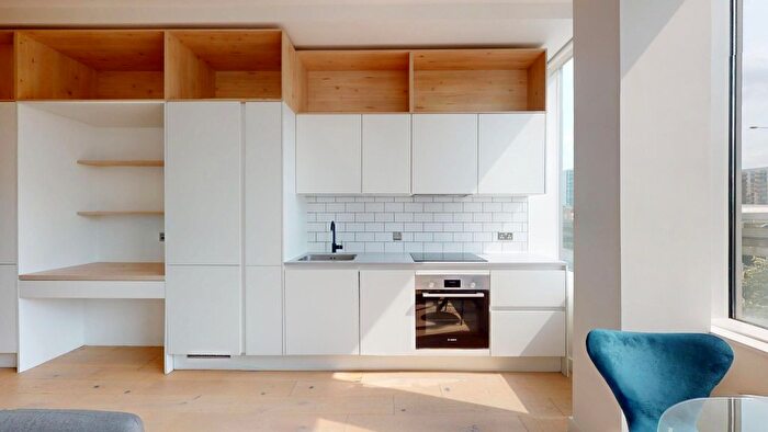 1 Bedroom Flat To Rent In Great West Road, Brentford, TW8