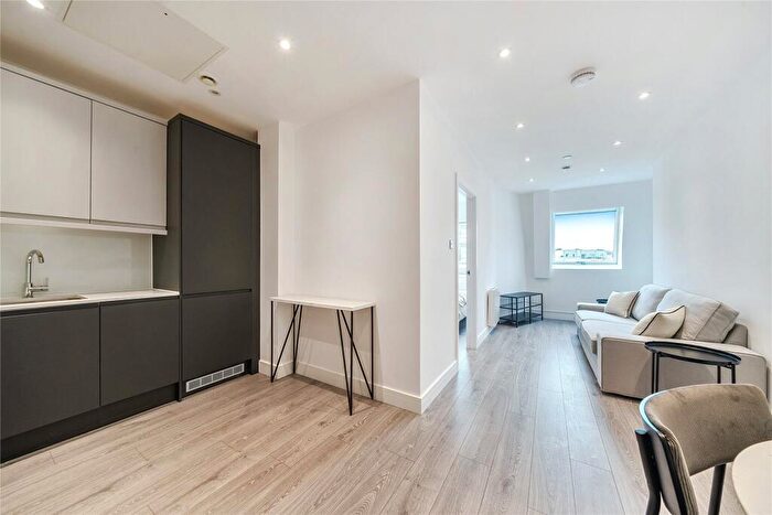 1 Bedroom Flat For Sale In Station Road, Addlestone, Surrey, KT15