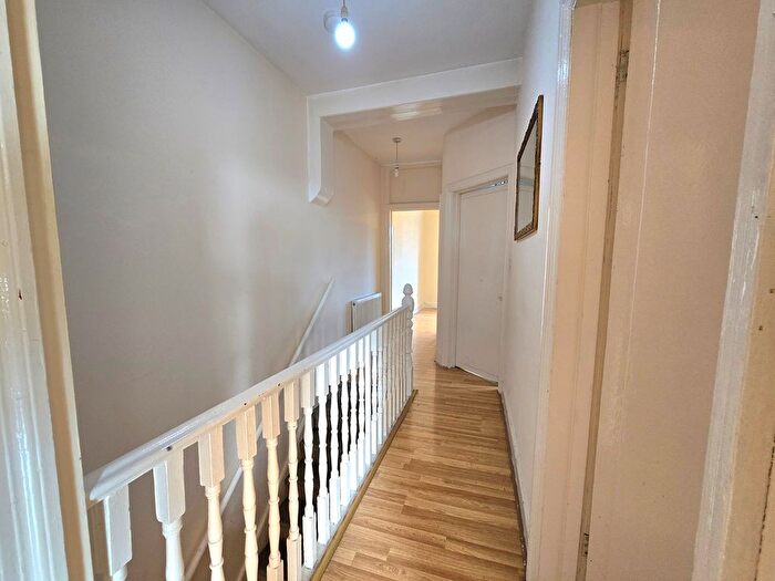 2 Bedroom Flat To Rent In Dallas Road, London, NW4