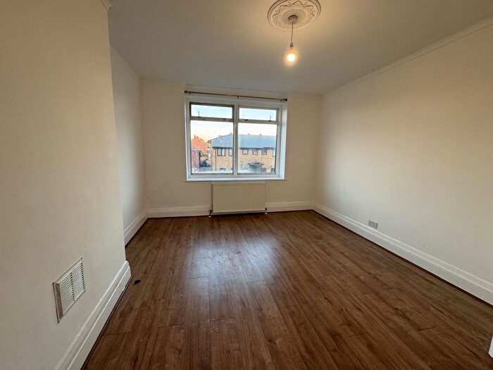 2 Bedroom Flat To Rent In Bromley Hill, Bromley, BR1