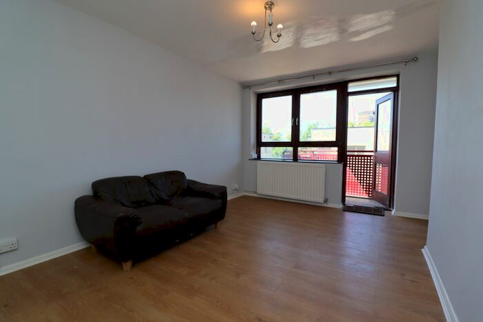 2 Bedroom Flat To Rent In Haddonfield, London, SE8