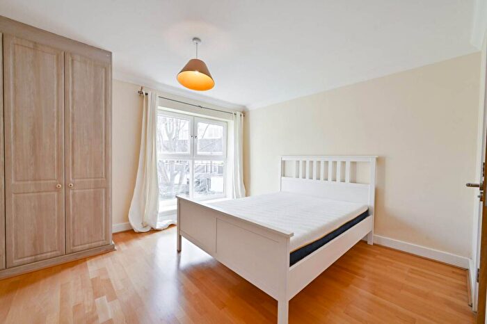 2 Bedroom Flat To Rent In Victoria Court, Islington, London, N1