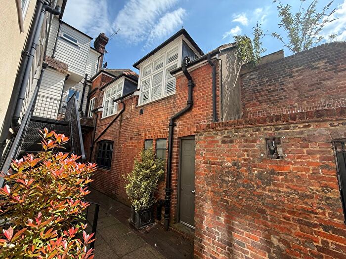 2 Bedroom Flat To Rent In Beaufort Yard, Farnham, GU9