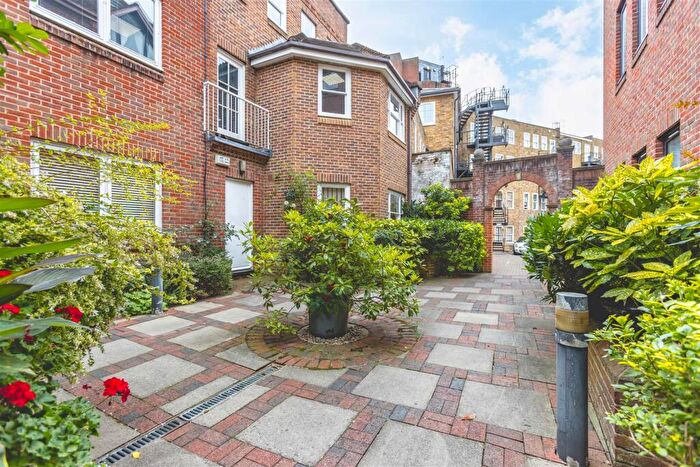 2 Bedroom Apartment For Sale In The High Street, Windsor, SL4