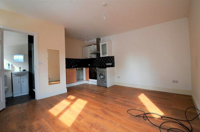 Studio To Rent In Stoke Road, Aylesbury, HP21