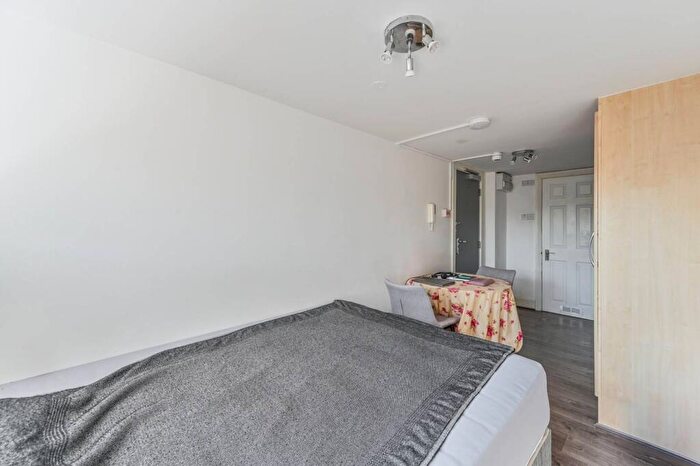 Studio To Rent In Este Road, Clapham Junction, London, SW11