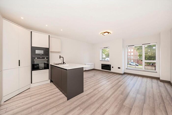 2 Bedroom Flat To Rent In Colney Hatch Lane, London, N10