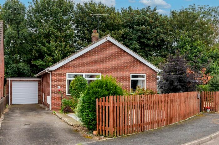 2 Bedroom Detached Bungalow For Sale In Pilmar Lane, Roos, Hull, HU12