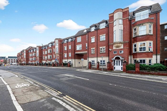 2 Bedroom Flat For Sale In Hallfield Road, York, YO31