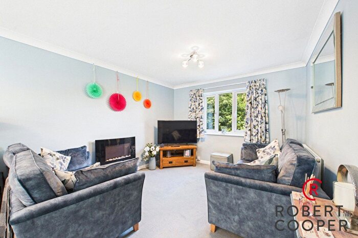 1 Bedroom Flat For Sale In Pages Lane, Uxbridge, UB8