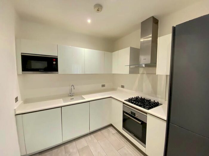 2 Bedroom Flat To Rent In The Cedars, Calbroke Road, Farnham Royal, Slough, SL2