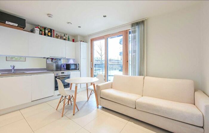 Apartment To Rent In Cobblestone Square, London, Uk, E1W