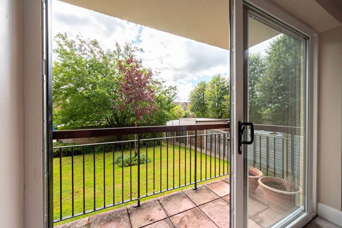 3 Bedroom Flat To Rent In Worple Road, Wimbledon, London, SW20