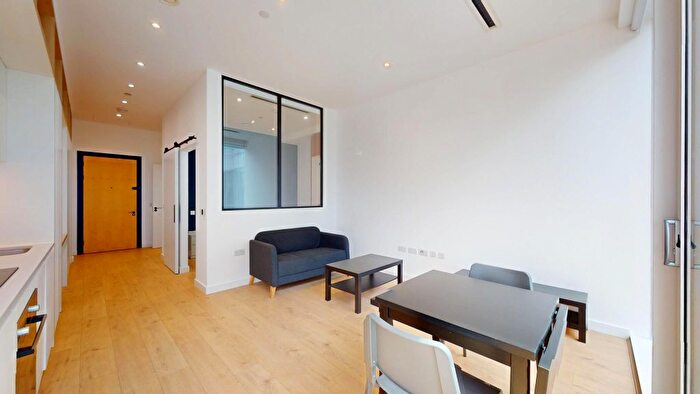 1 Bedroom Flat To Rent In Great West Road, Brentford, TW8