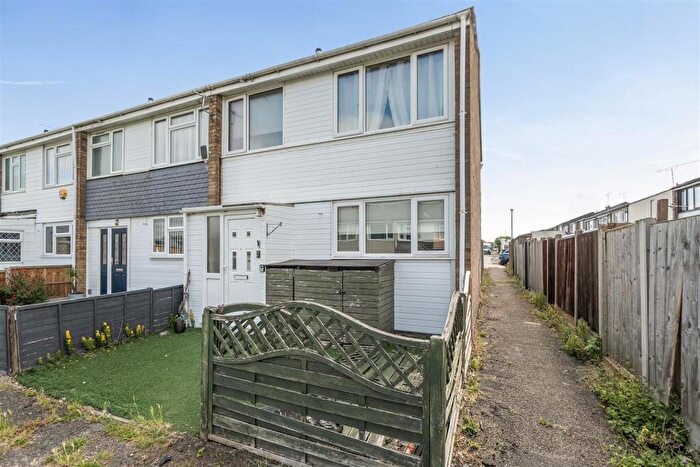3 Bedroom End Of Terrace House For Sale In Chatfield Way, Basildon, SS13