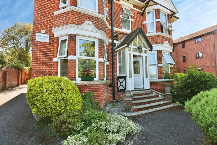 3 Bedroom Flat For Sale In Whitworth Crescent, Southampton, SO18