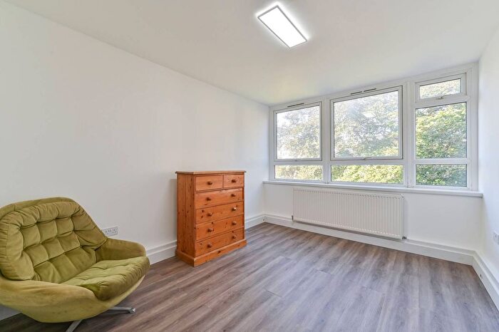 3 Bedroom Flat To Rent In Crownstone Road, Brixton, London, SW2