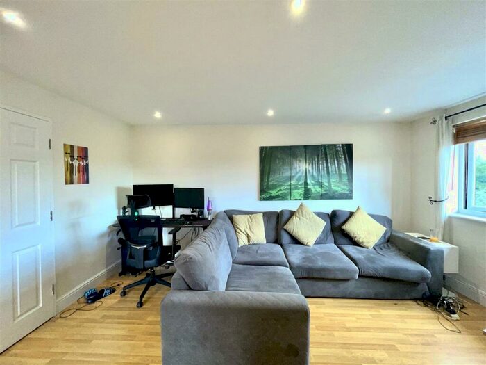 1 Bedroom Flat To Rent In Parrotts Field, Hoddesdon, EN11