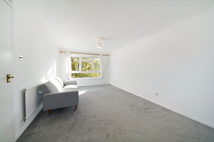 3 Bedroom Flat To Rent In Brierly Gardens, London, E2