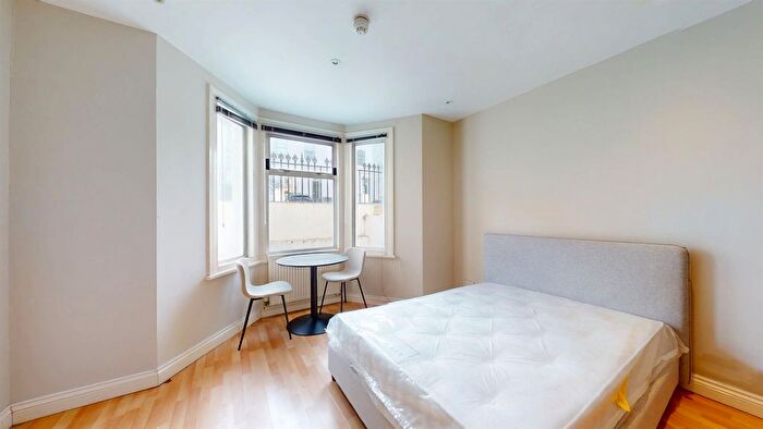 Studio To Rent In Earls Court Gardens, London, SW5