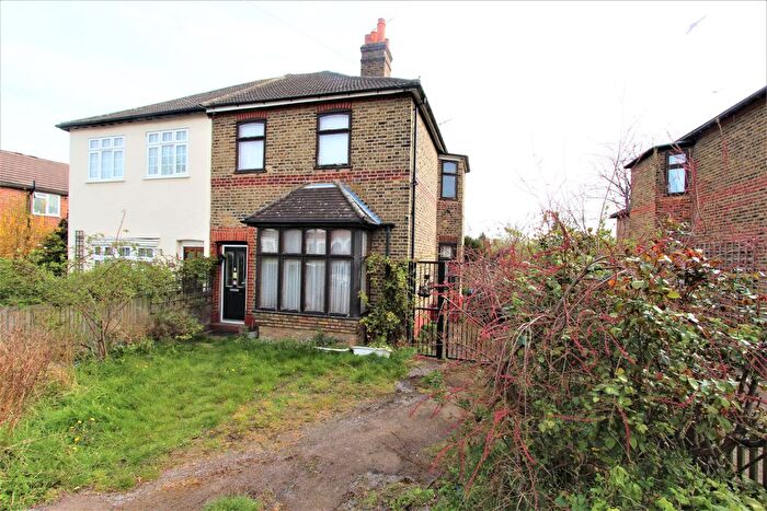 3 Bedroom Semi-detached House For Sale In First Avenue, Bush Hill Park, EN1