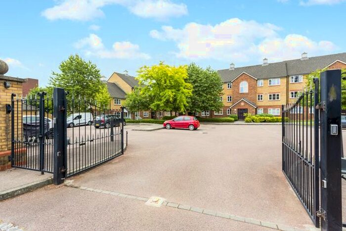 2 Bedroom Flat To Rent In Wanmer Court, Birkheads Road, Reigate, RH2