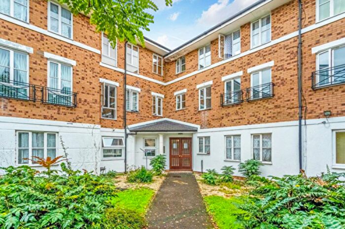 1 Bedroom Flat To Rent In Forsythia Close, Ilford, IG1