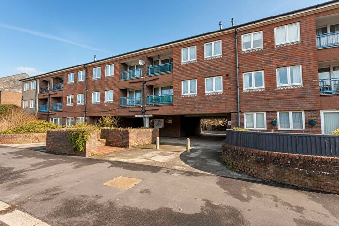 2 Bedroom Flat For Sale In Ingram Crescent East, Hove, BN3