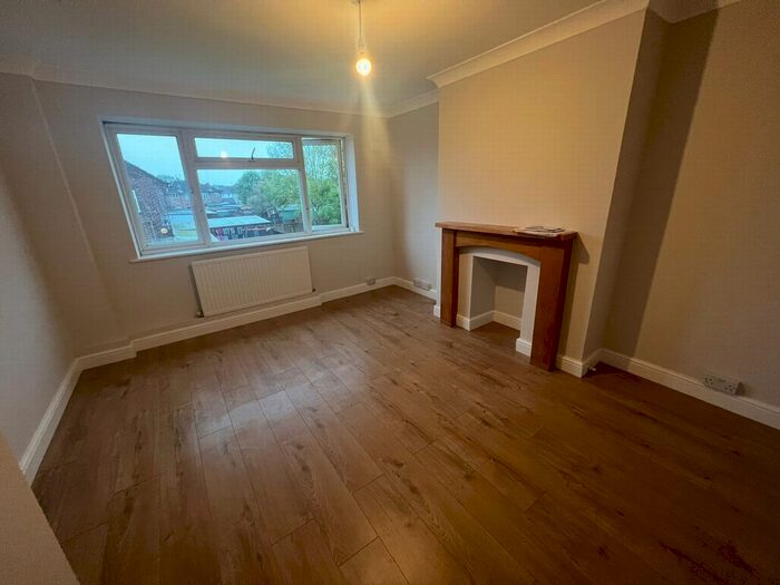 3 Bedroom Flat To Rent In Larch Crescent, Hayes, UB4
