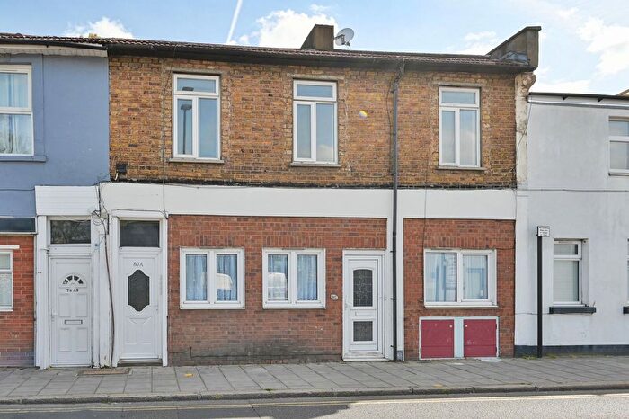 3 Bedroom Houseboat For Sale In Whitton Road, Hounslow, TW3