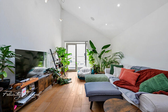 2 Bedroom Apartment For Sale In Mile End Road, London, E1
