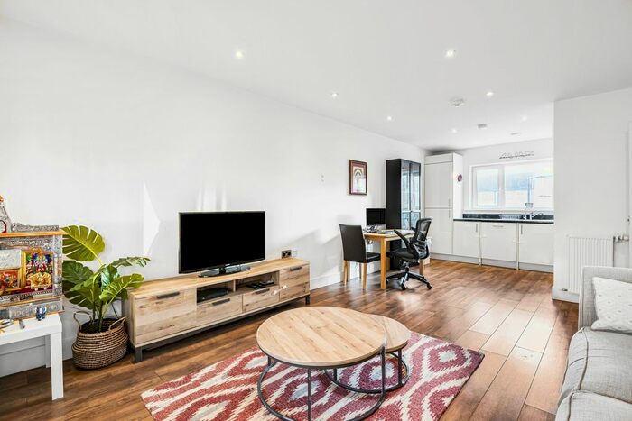 2 Bedroom Flat To Rent In Tranquil Lane, Harrow, HA2