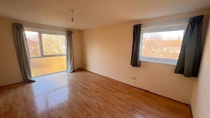 2 Bedroom Flat To Rent In Dellow Close, Ilford, IG2