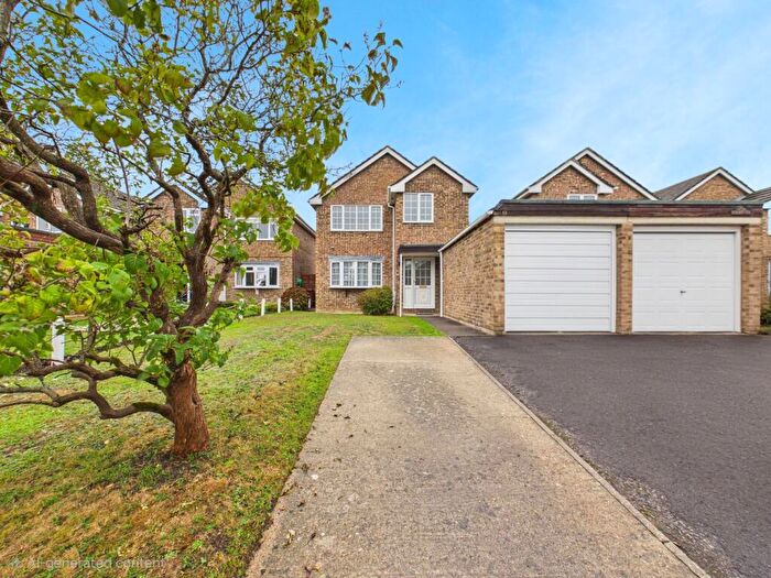 3 Bedroom Detached House For Sale In Ropley Close, Tadley, RG26