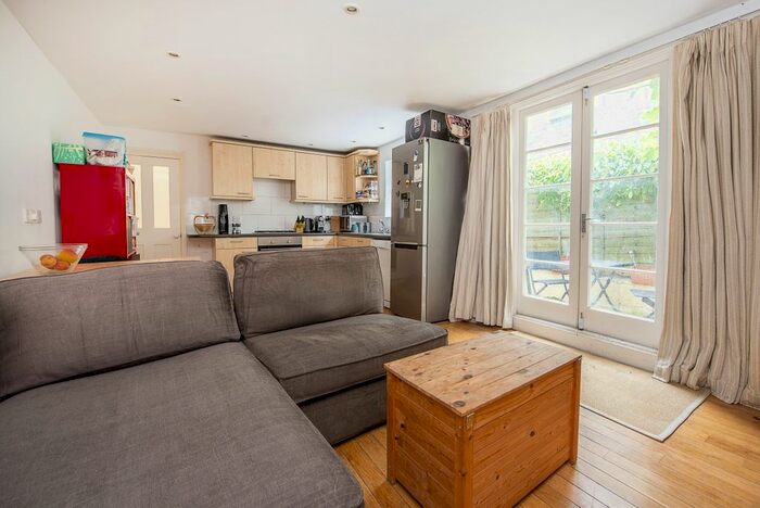 2 Bedroom Flat To Rent In Glenelg Road, London, SW2