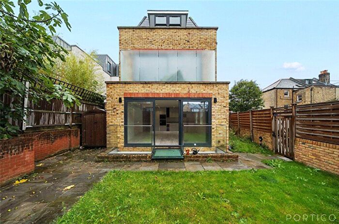 3 Bedroom Apartment For Sale In Lordship Lane, London, SE22