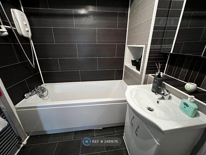 2 Bedroom Flat To Rent In Crawford Lane, Glasgow, G11