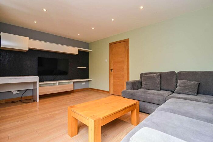 3 Bedroom Flat To Rent In Glengall Grove, Isle Of Dogs, London, E14