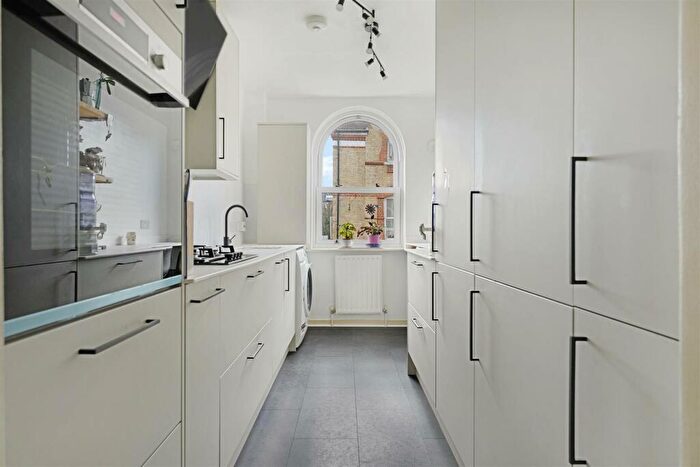 2 Bedroom Flat For Sale In Coulsden Court, Park Road, Crouch End, N8
