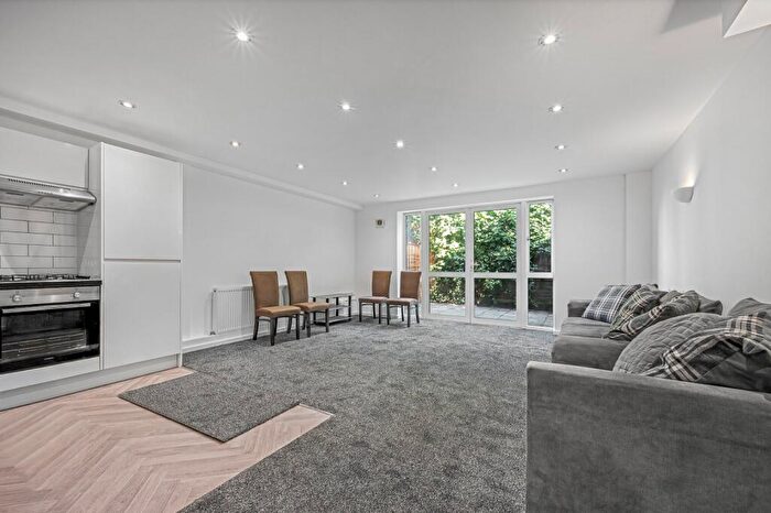 3 Bedroom Flat To Rent In Royal College Street, Camden, NW1